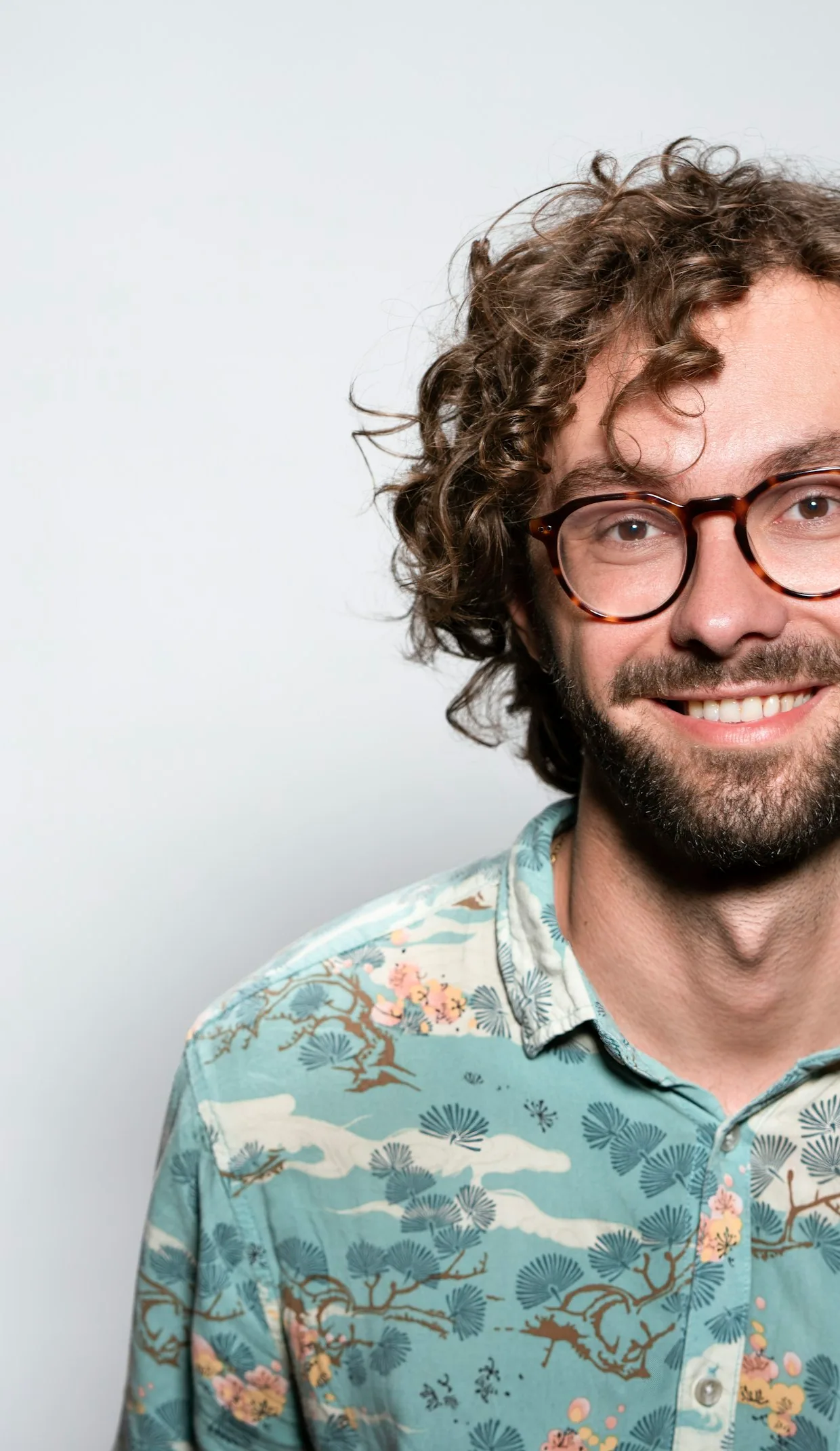 Portrait souriant, monture optique en acétate
