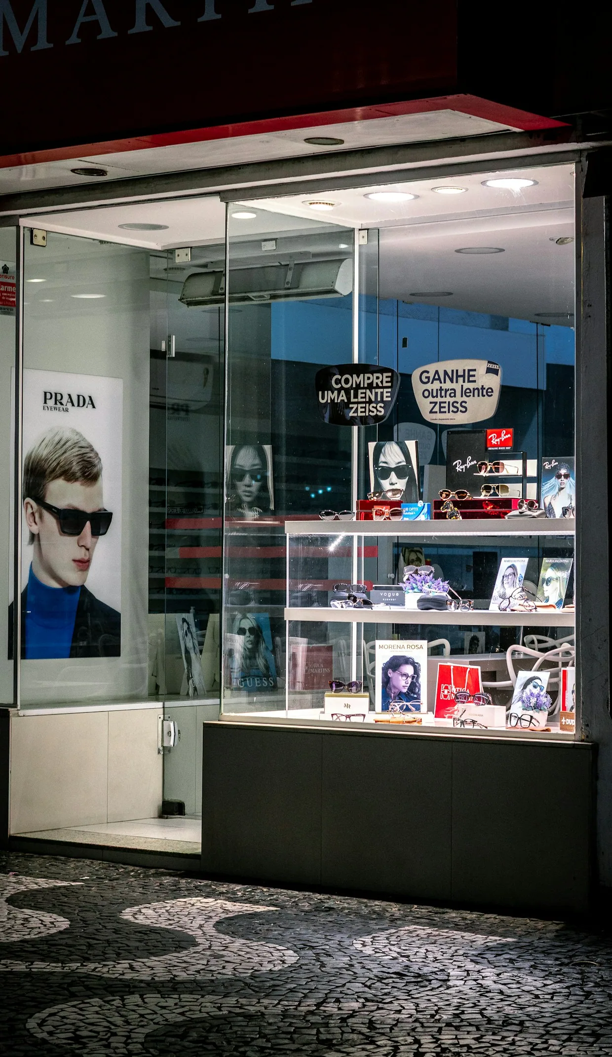 La vitrine du magasin, montures en présentation